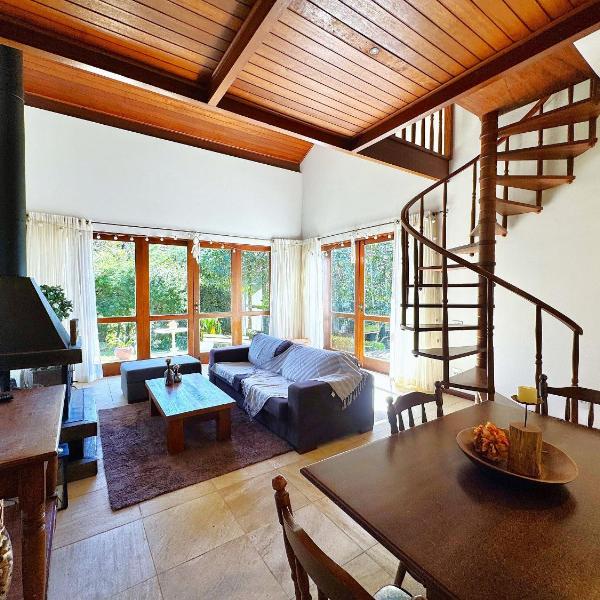 Casa com Lareira e Vista para as Montanhas