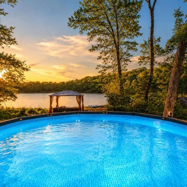 Spacious Waterfront Mansion wHot tubPoolTable、イースト・ストラウズバーグのホテル