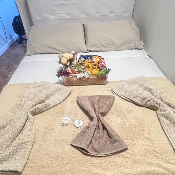 Reserve agora e ganhe 1 ESPUMANTE para tornar sua experiência ainda mais especial, brinde momentos inesquecíveis neste Studio confortável e aconchegante, Apto no Coração de Copacabana, pertinho de Tudo, com Ar e Wi-Fi