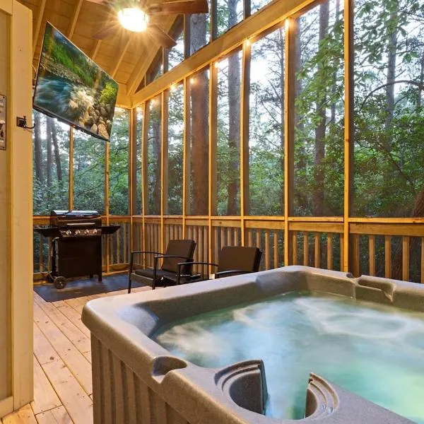 Honey Bee Cabin with Hot Tub and Outdoor TV Near Helen – hotel w mieście Sautee Nacoochee