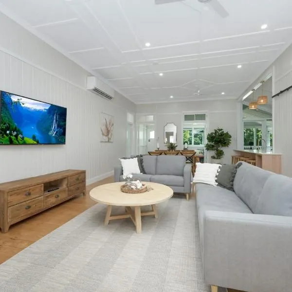 Grand 4BR Queenslander on Harold Sleeps 7, hotel a North Ward