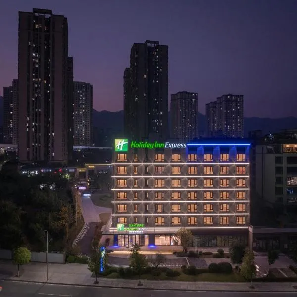 Holiday Inn Express Chongqing Ciqikou Ancient Town by IHG, hotel v destinaci Čchung-čching