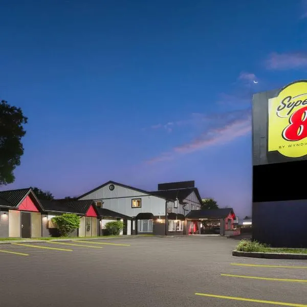 Super 8 by Wyndham Gananoque - Country Squire Resort, готель у місті Ґананокве