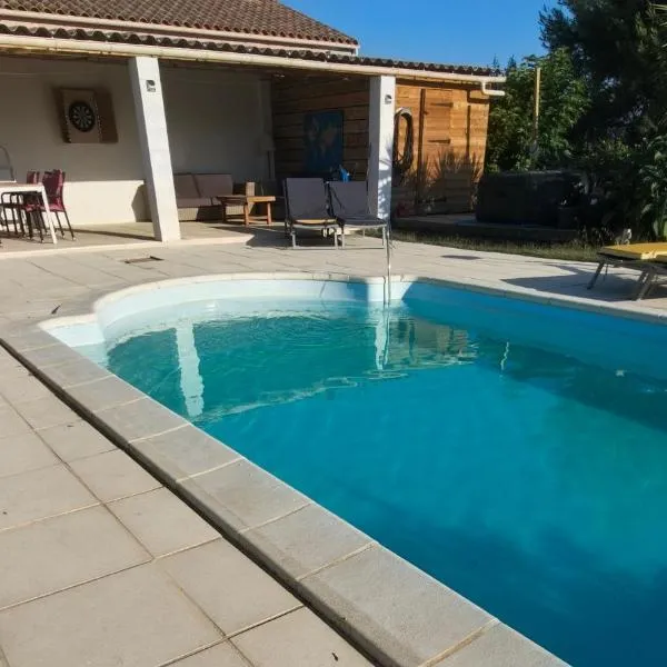 B&B BonjourSoleil، فندق في Tourouzelle