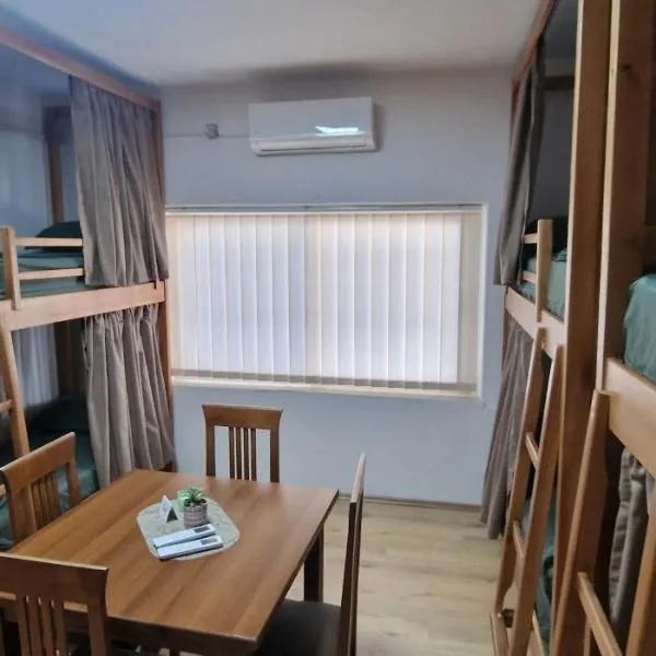 Under The Olive Hostel, hotel in Shkodër