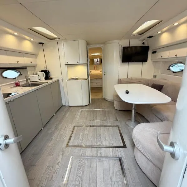 Yacht 17M Cannes Croisette Port Canto,3 Ch,clim,tv, hotel a Cannes