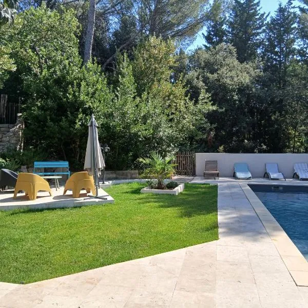 Appartement Les Camélias, avec piscine, hotel en Nimes
