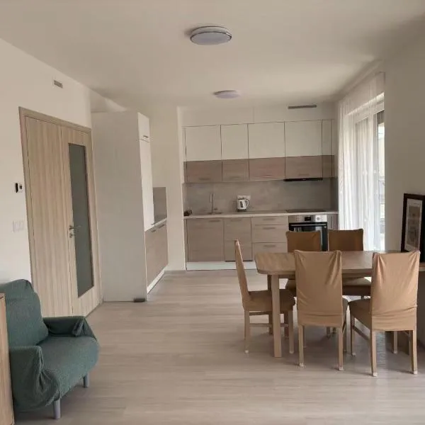 Sunrise Harbor III Modern Smart 3-BR Apartment with Balcony, hotel v Praze