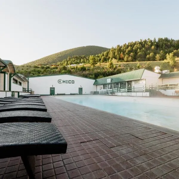 Chico Hot Springs Resort โรงแรมในWhite City