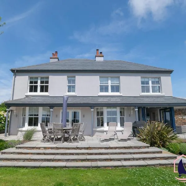 Ultimate Coastal Luxury - 5 Bed, Spacious, Parking, Hot Tub, hotel v destinaci Malborough