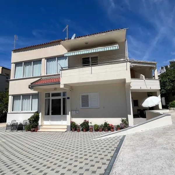 Apartments Ivana, hotel em Tučepi
