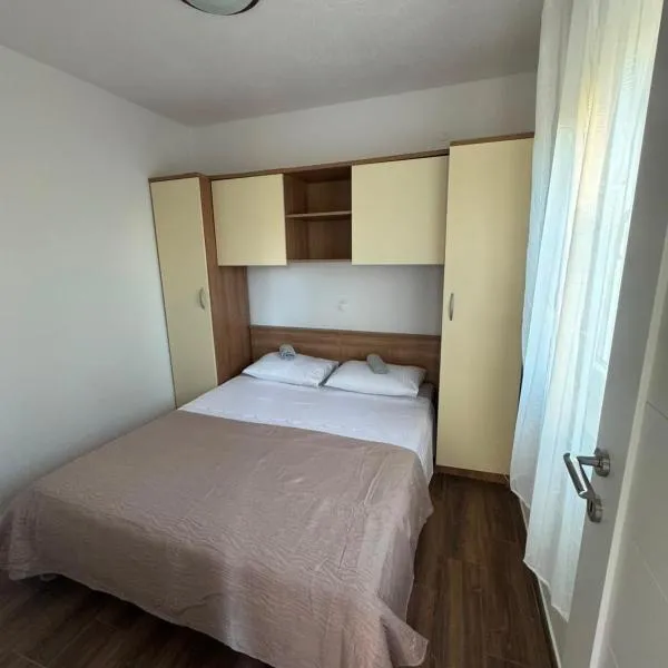 Apartments Luca, hotel a Rogoznica