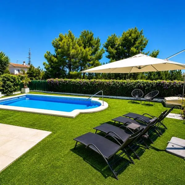 Chalet pareado con piscina privada en Alcocebre - Dos plantas independientes -, hotel di Alcossebre
