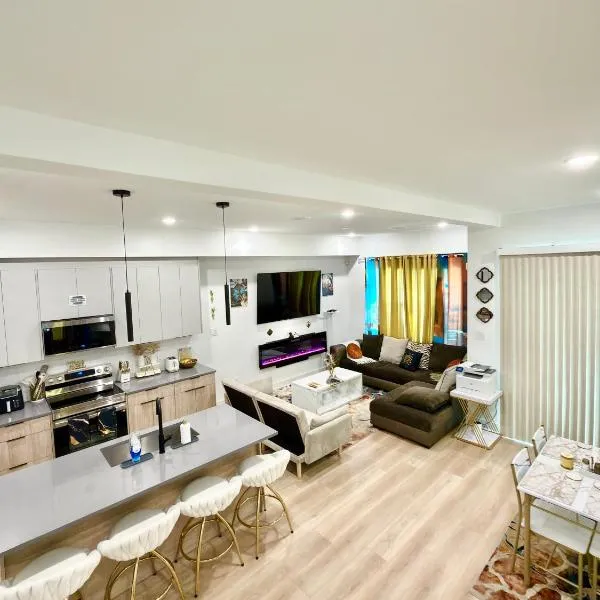Game Room, Hot Tub, Gym, BBQ, 7 mins to NRG Stadium & Med Center, hotel di Houston