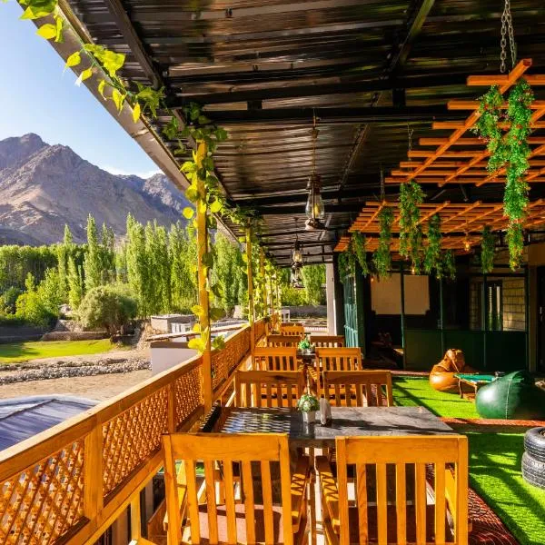 Rainbow Hostelier, hotel in Leh