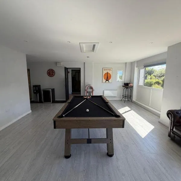 Family Coastal Escape Hot Tub, Cinema & Games Room, hotel a Benllech