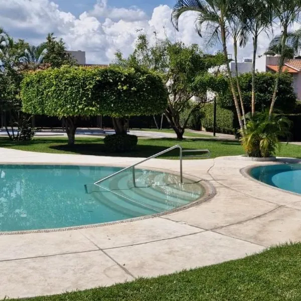 Casa Viveros, 3 recamaras, albercas y 2 estacionamientos, hotel en Jiutepec