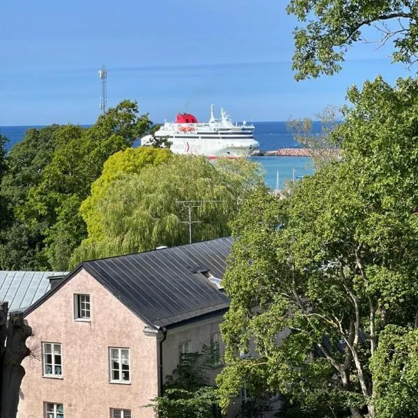 140 m2 balkong havsutsikt 180, hótel í Visby