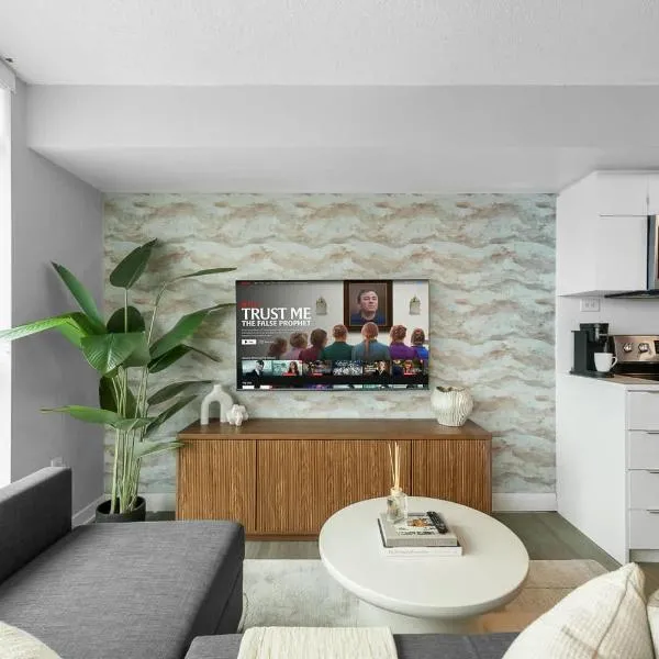 Modern 1BR Condo Walk to CN Tower & Rogers Centre, hotel en Toronto