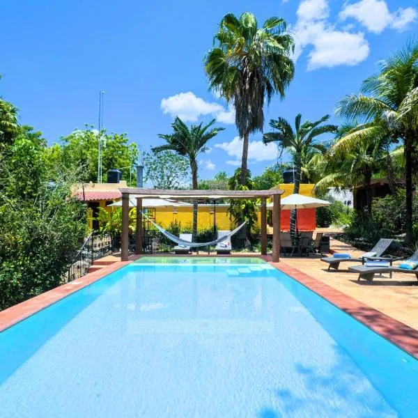 The Pickled Onion Hotel & Restaurant Uxmal, hotelli kohteessa Santa Elena