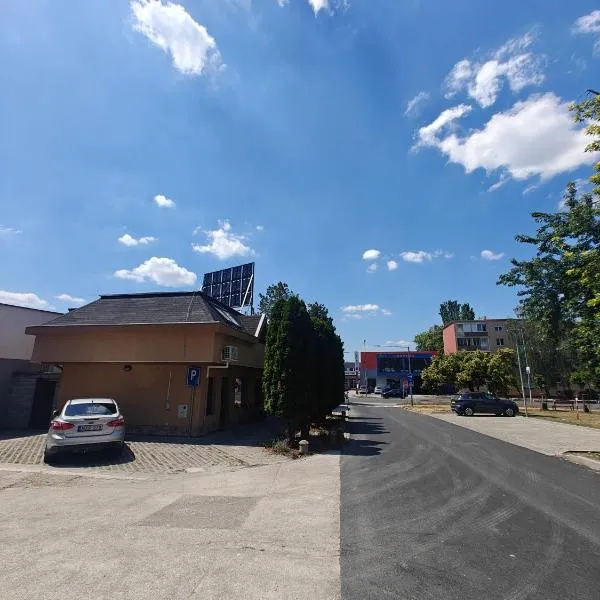 Parrot district apartments, hotel in Nové Zámky