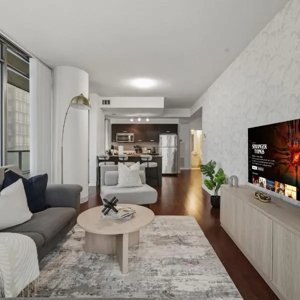 Designer Bay Street Condo Sleep 6, hotel em Toronto