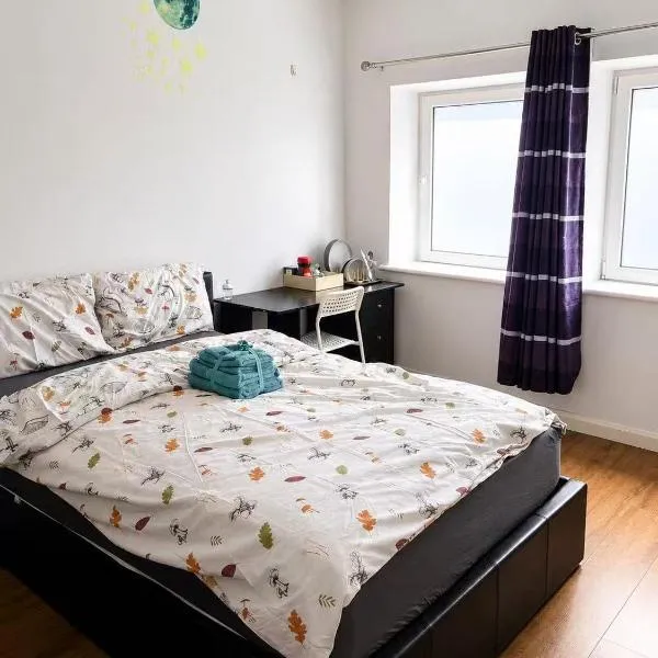 Spacious double room , Room 4 , fast WiFi ,2 room shared toilet, hotell sihtkohas Cardiff