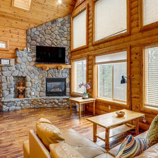 Hot Tub, Indoor Pool! Home 8 Mi to Heavenly Skiing, hotelli kohteessa South Lake Tahoe