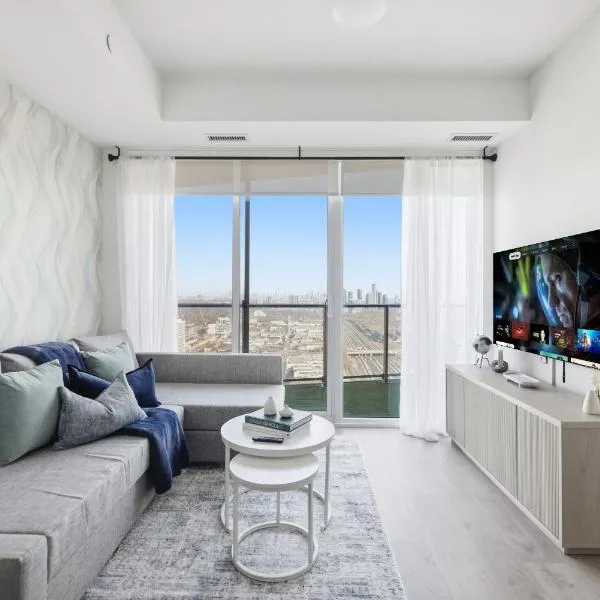 Bright Condo Retreat Skyline Views & Balcony, hotel u Torontu