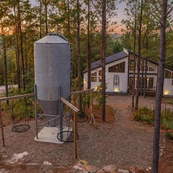 New Cabin w Hot Tub + Views Sleeps 12, hotel in Broken Bow