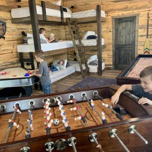 New Cabin w Hot Tub + Views Sleeps 12, hotel en Broken Bow