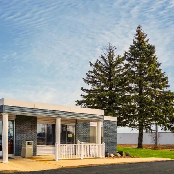 Coratel Inn & Suites by Jasper Owatonna، فندق في Owatonna