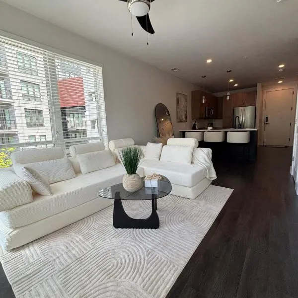 Luxury Midtown 1BR King Bed, Pool, Private Patio, hotel di Atlanta