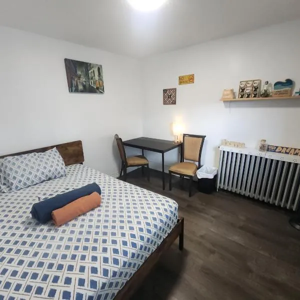 Affordable Quiet Private Room - 10-min Walk to Subway, hotel in Toronto