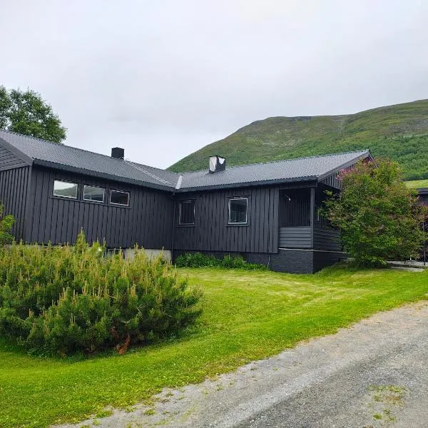 Three bedroom home with an amazing mountain view!, hotel a Oppdal