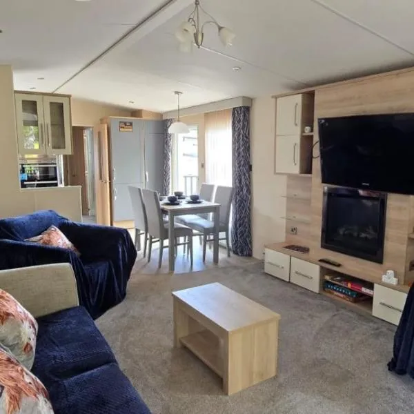 Golfing & Family Breaks in Luxury Lodge, hotell sihtkohas Tydd Saint Giles