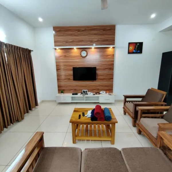 SS Luxury Comforts 2BHK AC service apartment, hotel in Chikmagalūr