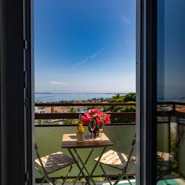 Lucia Exclusive apartment with Wonderful Lake View โรงแรมในเดเซนซาโนเดลการ์ดา