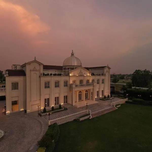 Rajwada Hotel and Resort, hotell i Bareilly
