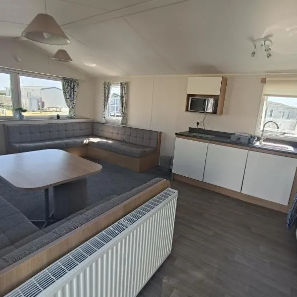 cozy 2 bedroom caravan golden sands, хотел в Рил