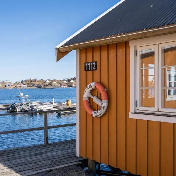 Åsebua - Renovated rorbu with seaview, hotel in Sørvågen