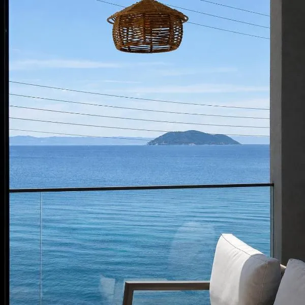 Candi Luxury Suites 2, hótel í Néos Marmarás