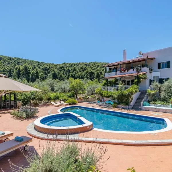 Nature Grand Estate - Spacious Villa with Pool, hotel en Skopelos