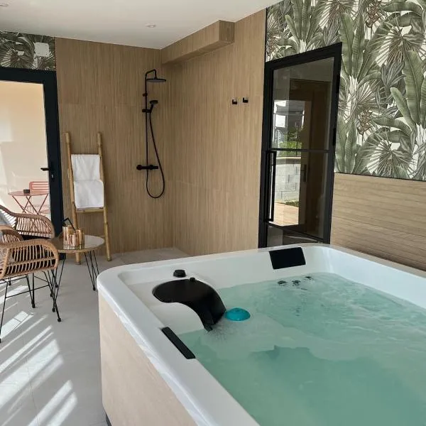 Appartement Nympha - Jacuzzi Privatif - Luxe & Intimité, hôtel à Guingamp