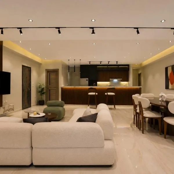 v1Relaxing Modern Stay with Private Garden, Sheikh Zayed city, hotel u gradu Sheikh Zayed