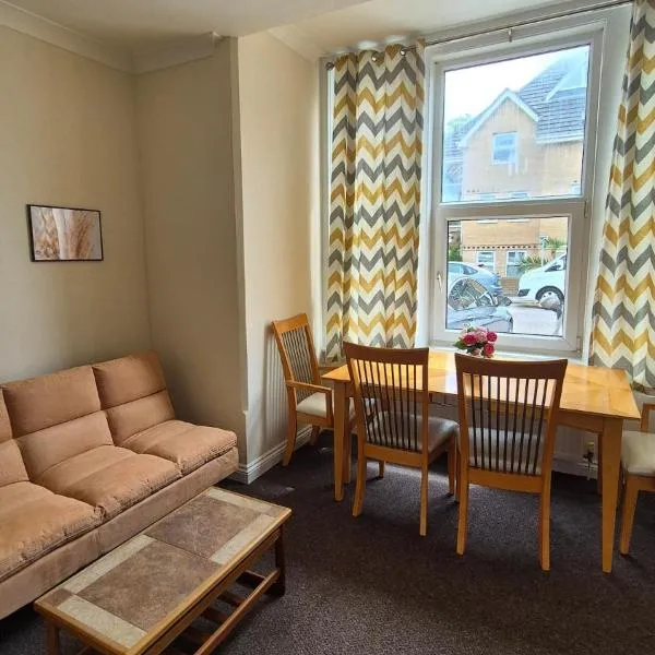 Newly refurbished cosy ground floor 2BR flat - Beach 5 min walk - Private Parking - 3 beds - sleeps 4-6, hotel di Bournemouth