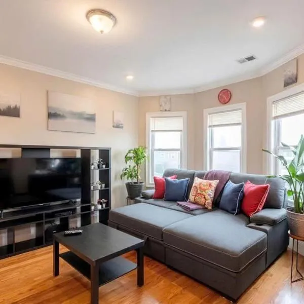 4BR Dorchester Home - Near Marina Bay & Parks - Sun-Filled Summer Getaway 90-3, hotel u gradu Boston