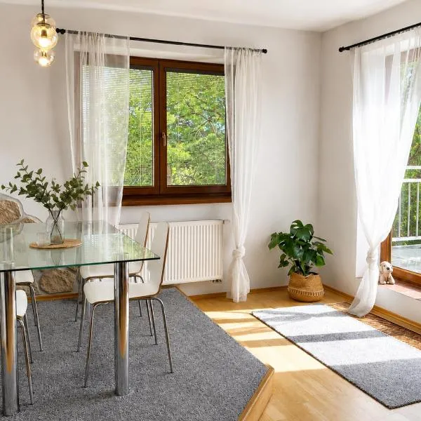 Spacious Apartment with Free Parking near Prague, hotel en Rudná