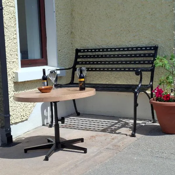 Coaches Corner - Modern Accessible Guest Suite - Sleeps 3 - Flexible Beds - Parking - Near Town, hotel v destinaci Castleblayney