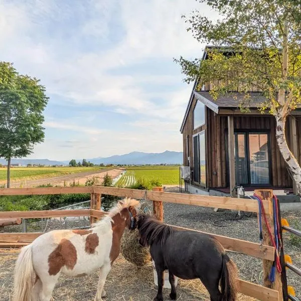 HORSE STAY LODGE kamifurano 山々を眺め馬と過ごす新築一棟貸 ホースステイロッジ上富良野, hotel a Kami-furano
